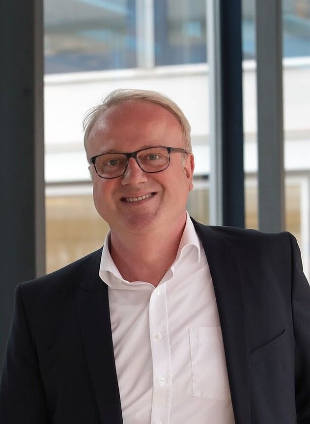 Dr. Matthias Land