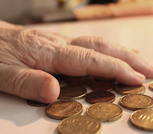 Die Säulen der Alterssicherung in Deutschland müssen reformiert werden. Das Bild beinhaltet die Hand eines älteren Menschen, die nach Kleingeld greift. Die Säulen der Alterssicherung in Deutschland müssen reformiert werden.